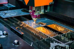 taglio laser in fibra su metalli riflettenti
